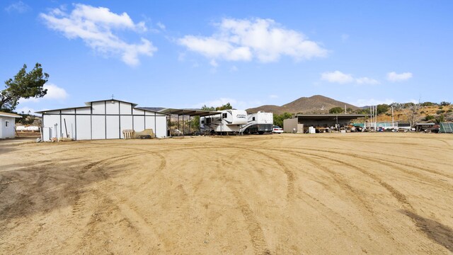 view of yard with a mountain view