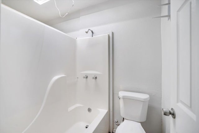 39441 E 140th St, Palmdale, CA 93591 - bathroom with toilet and washtub / shower combination
