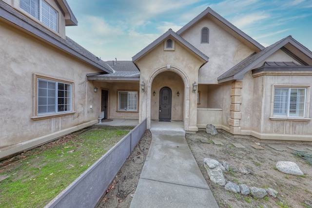 24281 Jacaranda Dr, Tehachapi, CA 93561 - entrance to property with stucco siding and a yard