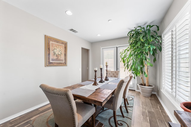 dining area featuring baseboards, light wood-style flooring, and recessed lighting