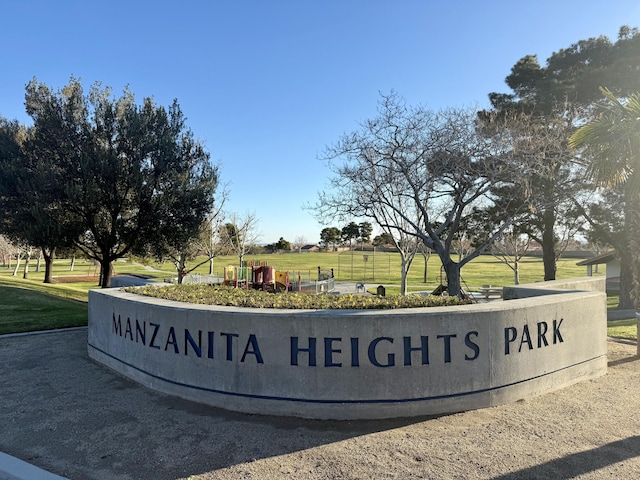 community sign with a yard