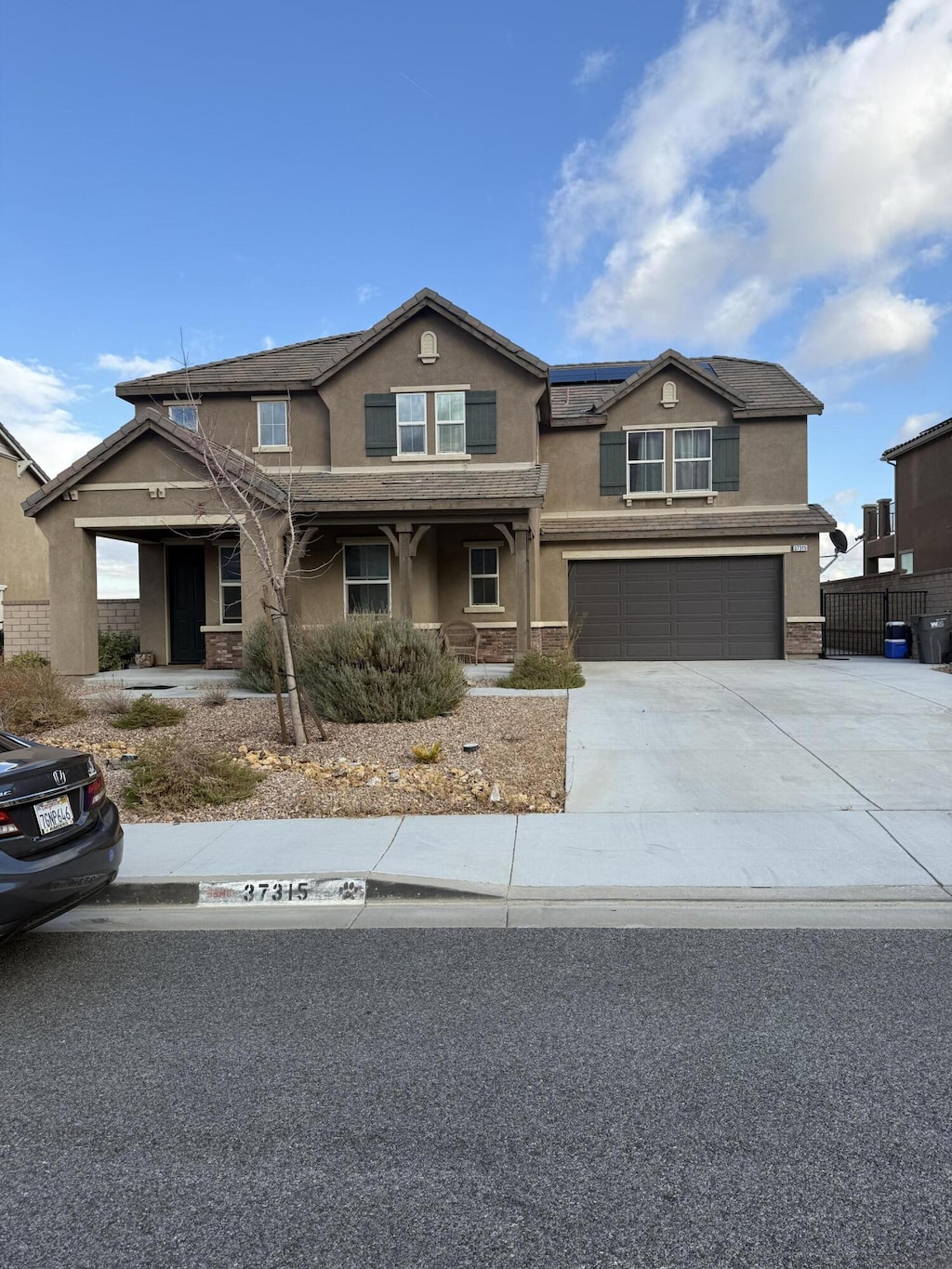 view of front facade featuring a garage