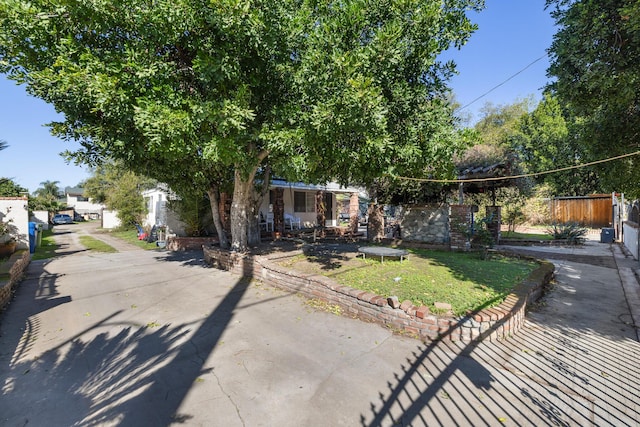 view of front of property featuring a front yard and fence