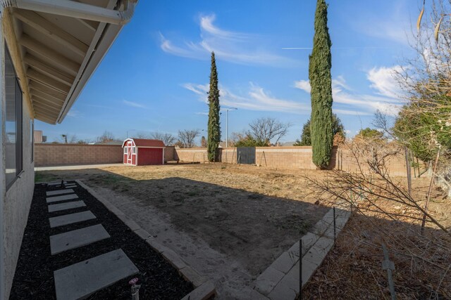 view of yard featuring a shed