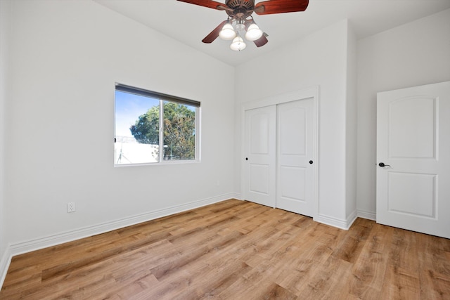 unfurnished bedroom with light wood-type flooring, a closet, and ceiling fan