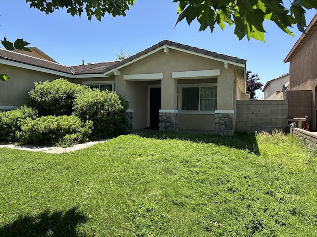 view of front of home with a front lawn