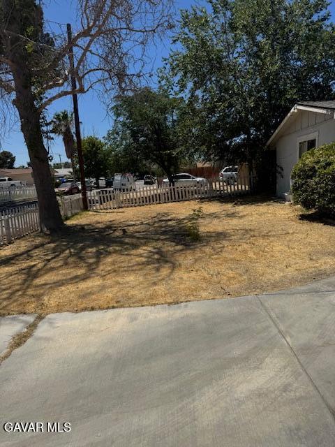 45529 Sancroft Ave, Lancaster, CA 93535 - view of fenced front yard