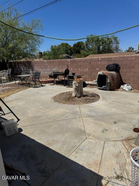 45529 Sancroft Ave, Lancaster, CA 93535 - fenced backyard with a grill, outdoor dining space, and a patio area