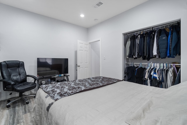 1320 W 50th St, Los Angeles, CA 90037 - bedroom with wood finished floors, a closet, visible vents, baseboards, and recessed lighting