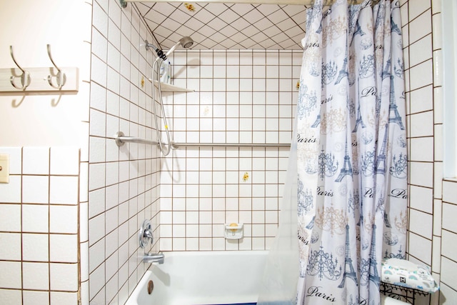 bathroom featuring shower / bath combo