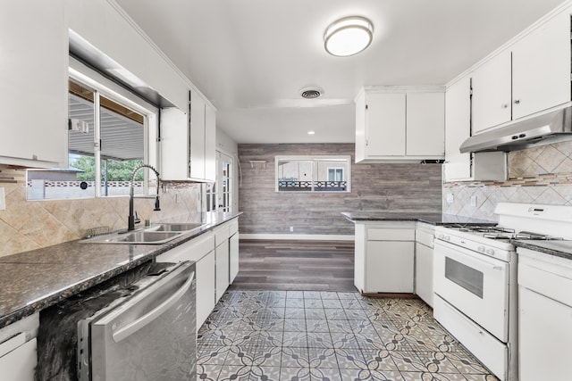 kitchen featuring under cabinet range hood, visible vents, stainless steel dishwasher, a sink, and gas range gas stove