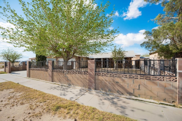 view of front of home featuring a fenced front yard
