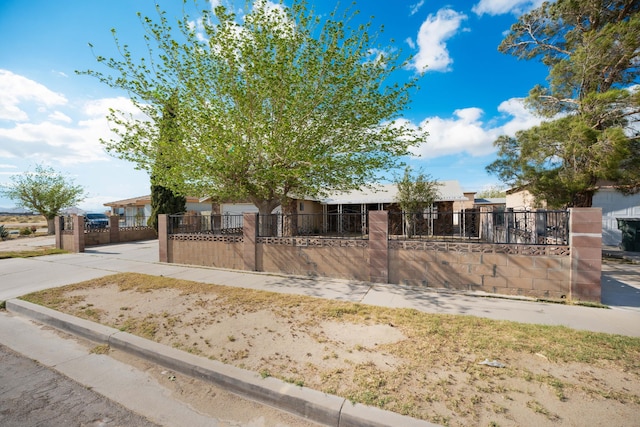 view of front of house with a fenced front yard