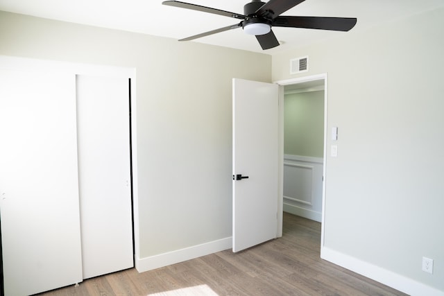 unfurnished bedroom featuring light wood-style floors, baseboards, visible vents, and a ceiling fan