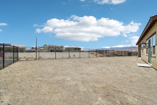 view of yard featuring a mountain view