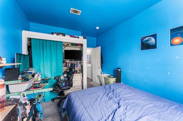 bedroom featuring carpet floors and a closet