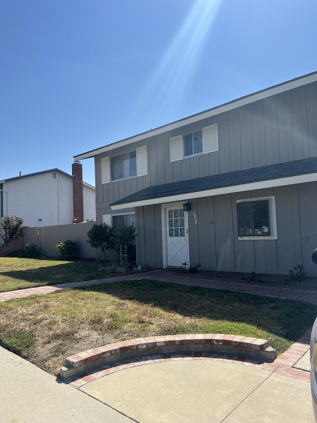 view of front of home with a front lawn