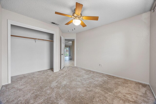 1086 Hickory Ave, Tehachapi, CA 93561 - unfurnished bedroom featuring a textured ceiling, a closet, ceiling fan, carpet floors, and visible vents