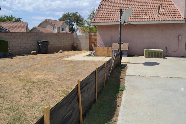 view of yard with a patio area