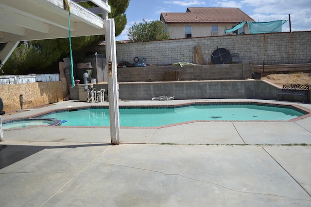 view of pool with an in ground hot tub and a patio