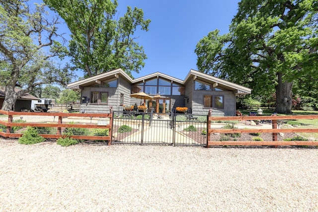 26701 Sutter Ct, Tehachapi, CA 93561 - view of front of house with a fenced front yard