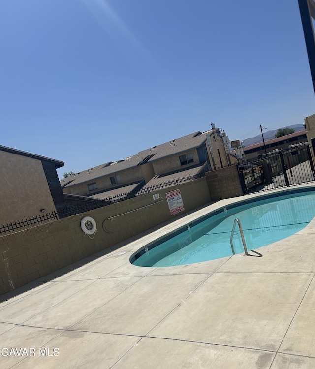 38710 E 10th St Unit 12, Palmdale, CA 93550 - community pool with a patio area