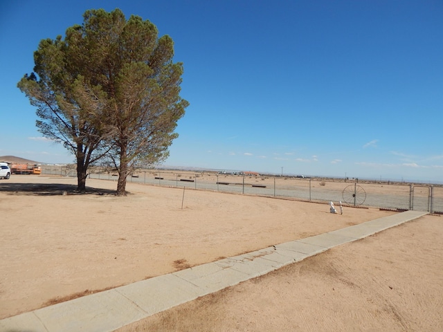 view of yard featuring a rural view