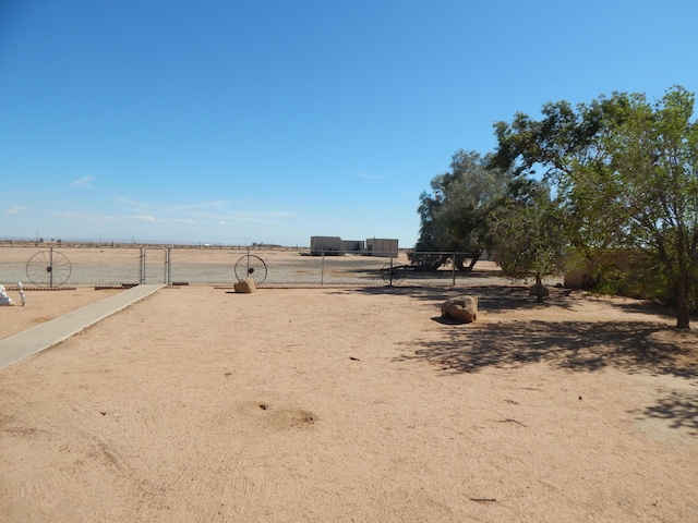 view of yard featuring a rural view