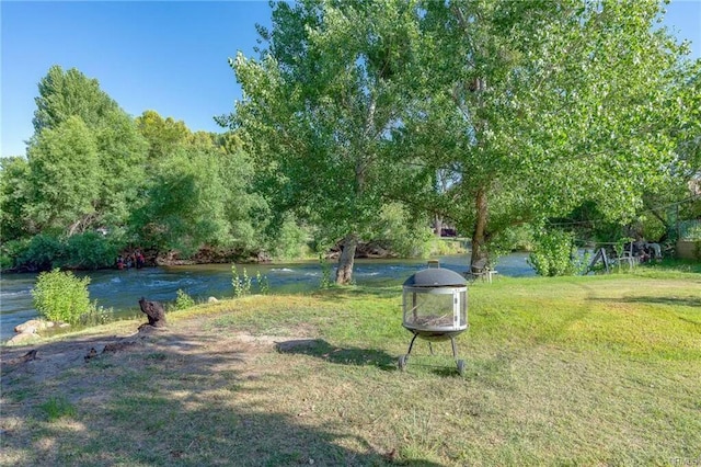 view of yard featuring a water view