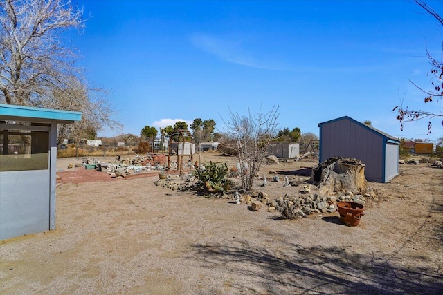 view of yard featuring an outbuilding and a storage unit