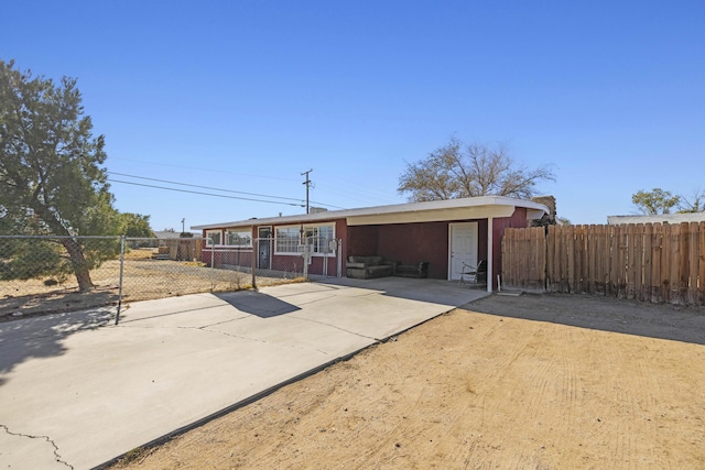 view of front facade with fence and concrete driveway