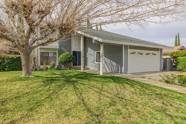 view of front facade featuring a garage, a shingled roof, a front lawn, and stucco siding