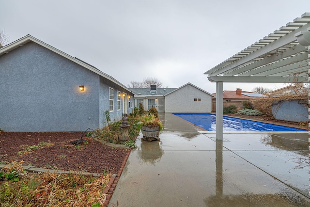 view of swimming pool with a patio and a pergola