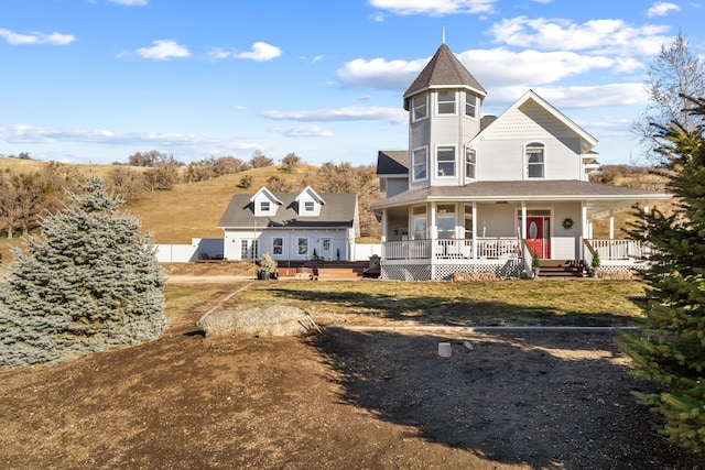 view of front of property with a front yard and covered porch