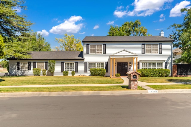 view of front of home featuring a front lawn