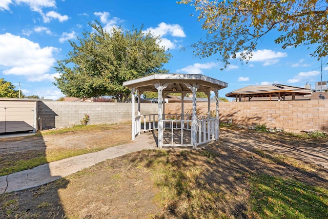 view of yard featuring an outdoor structure