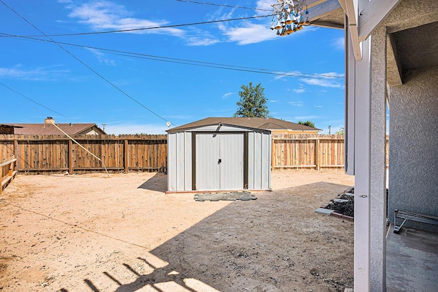 view of yard featuring a storage unit