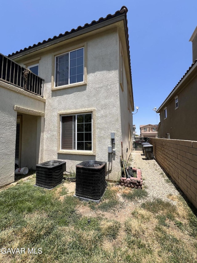2812 Crocus Pl, Palmdale, CA 93551 - back of property with stucco siding and a fenced backyard