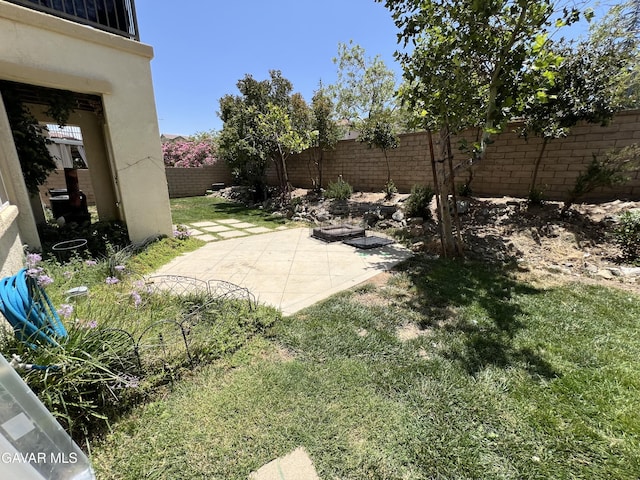 2812 Crocus Pl, Palmdale, CA 93551 - fenced backyard featuring a patio area