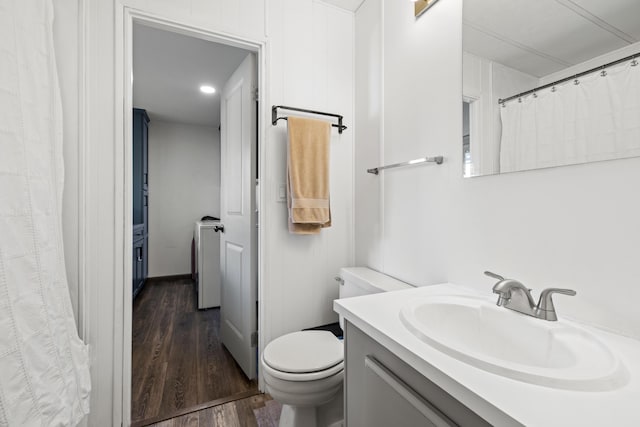 full bath featuring vanity, wood finished floors, curtained shower, toilet, and recessed lighting