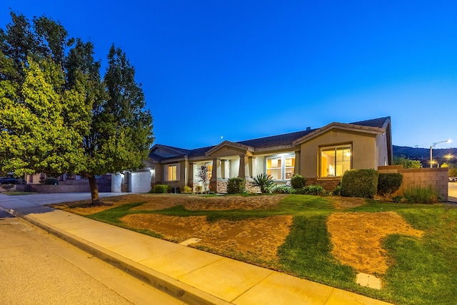 view of front of property featuring a yard