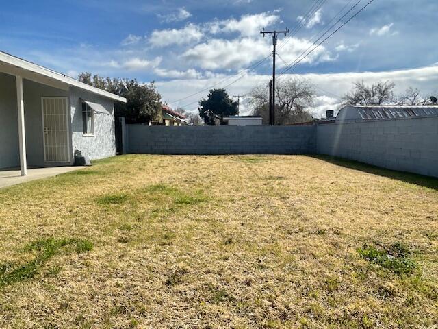 view of yard featuring a fenced backyard