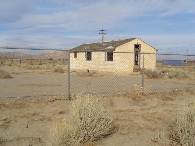 view of yard featuring an outbuilding and fence