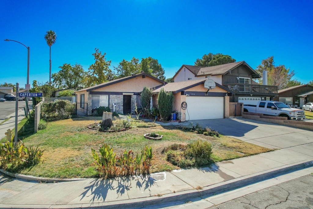 view of front facade featuring a garage and a front yard