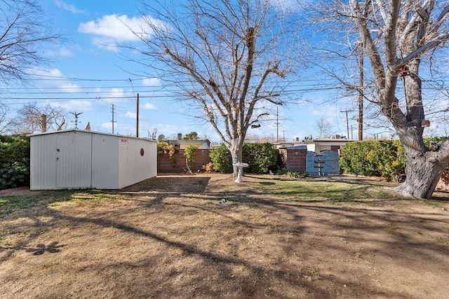 view of yard featuring a shed