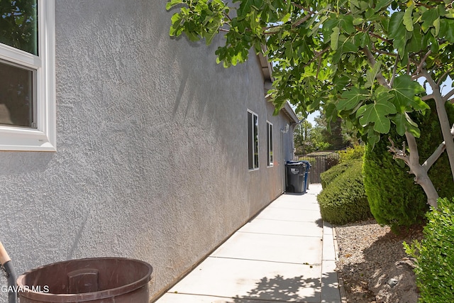 43963 Glenraven Rd, Lancaster, CA 93535 - view of side of property featuring stucco siding
