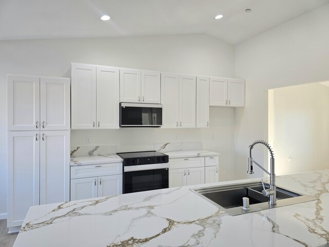 kitchen featuring appliances with stainless steel finishes, gray cabinets, sink, and light hardwood / wood-style flooring