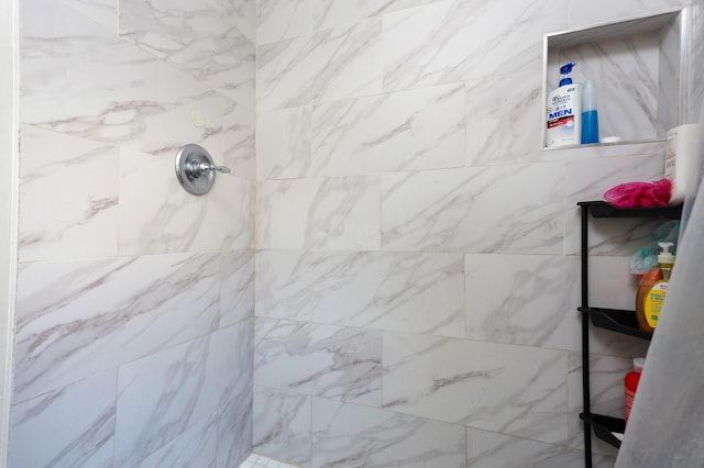 bathroom featuring a tile shower