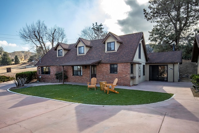 view of front of house featuring a front lawn