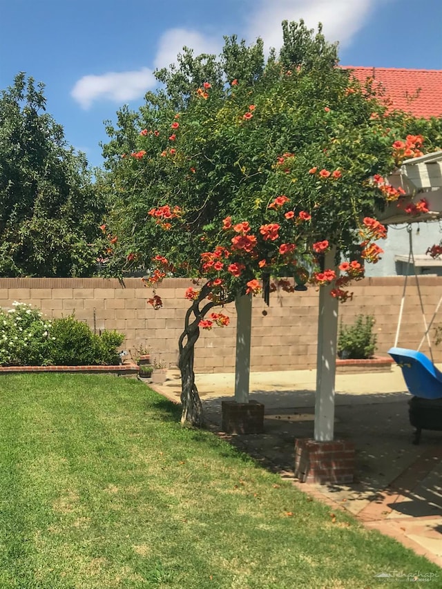 view of yard featuring fence